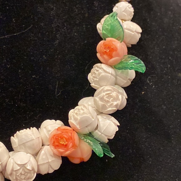 1950’s Carved  Celluloid Roses Necklace - Picture 3 of 8